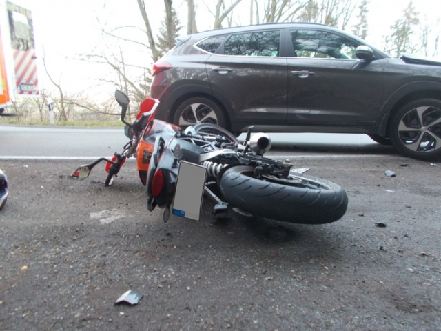 Jugendlicher Motorradfahrer bei Unfall verletzt