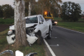 Autofahrt endet an Baum