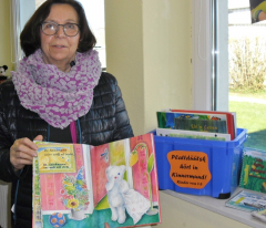 Helga Wittenfeld hat zwei Kästen mit plattdeutscher Kinderliteratur und Fachbüchern für Pädagog*innen in der Gemeindebücherei in Hartum gefüllt.