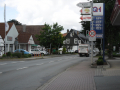 In dem Abschnitt zwischen Dorfstraße und Brennhorster Straße wird in der Mindener Straße in Hille ein Mischwasserkanal erneuert. Während der Bauarbeiten wird der Verkehr großräumig umgeleitet. 