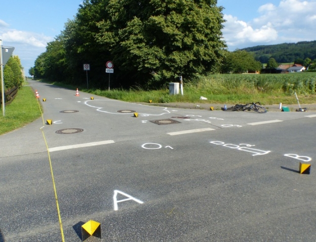 Unfallflucht - Autofahrer kümmert sich nicht um schwerverletzten Radfahrer