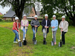 Von links nach rechts: Schulleiterin Kristiane K&ouml;rte, Leitung OGS Nele Beutelmann, Niklas Steffenhagen (Bauleitung Fa. August Niemann), BM Andreas Wa&szlig;mann, Sozialausschussvorsitzender S&ouml;nke Westerholt und Wladimir Utas (Architekturstudio pm)